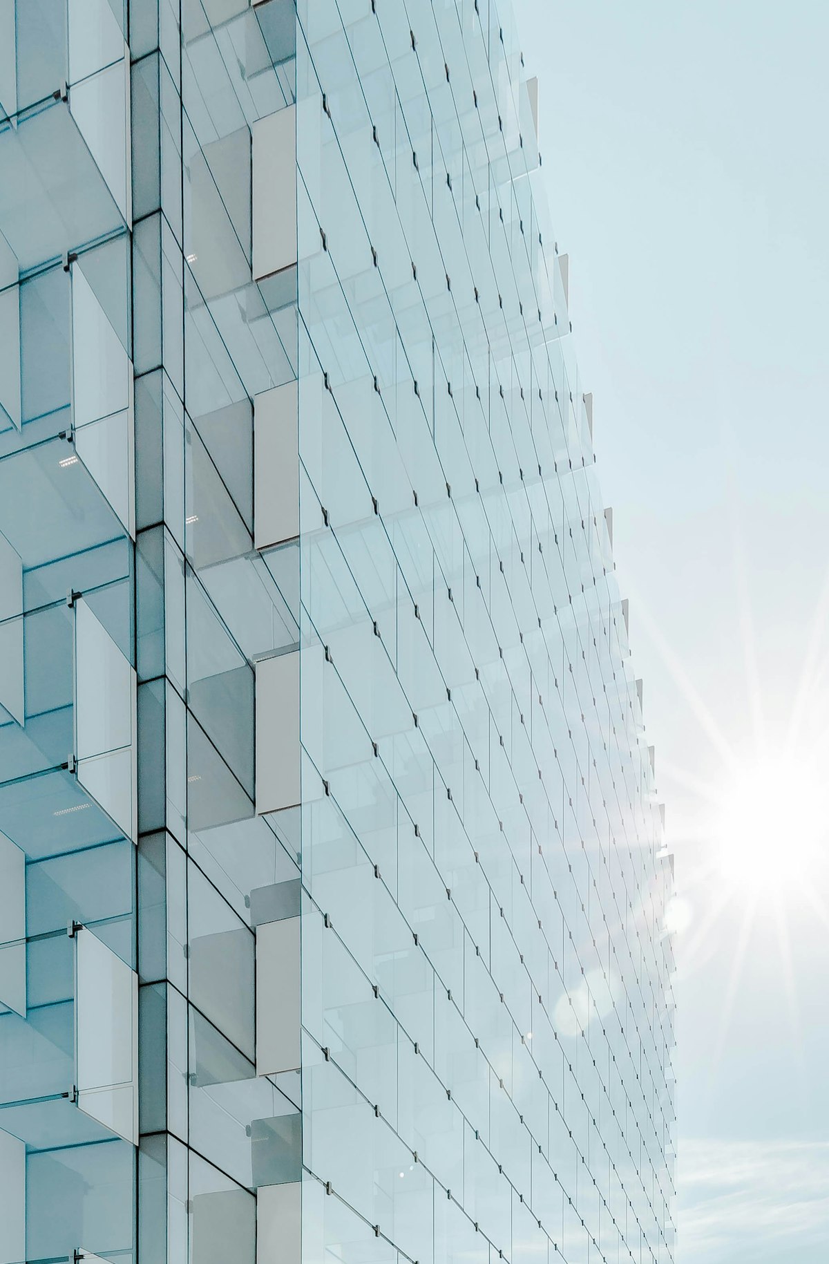 仰视玻璃幕墙大厦 — Upward view of a glass tower