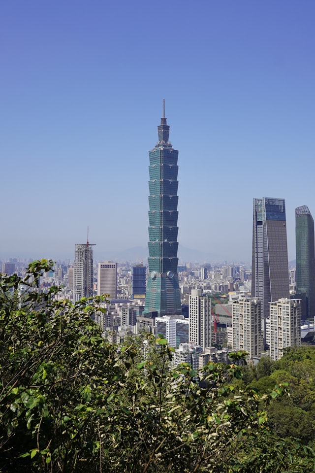 台北101与城市天际线 — Taipei 101 above the city skyline