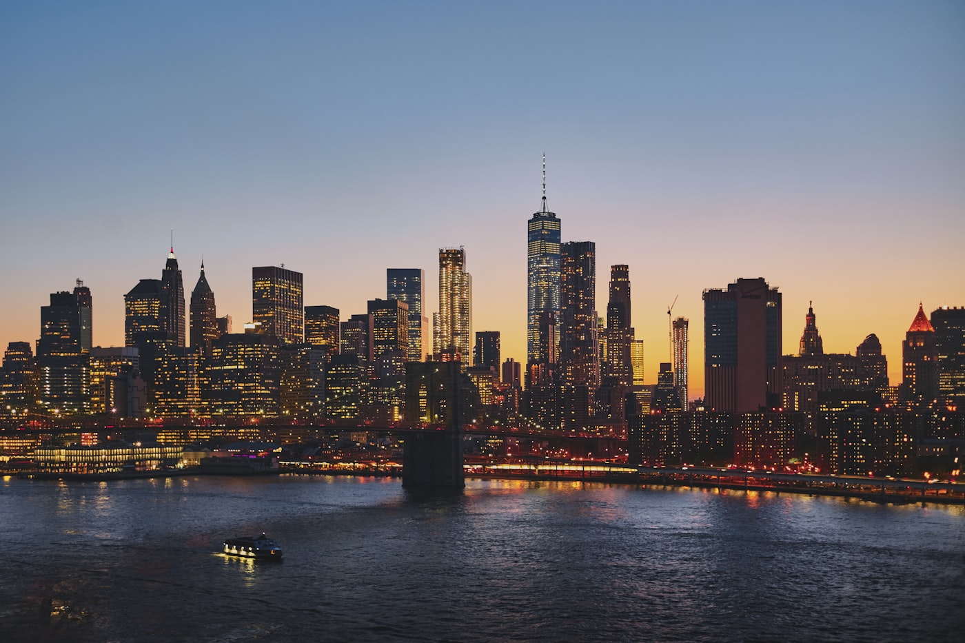 布鲁克林大桥与曼哈顿天际线 — Brooklyn Bridge and the Manhattan skyline